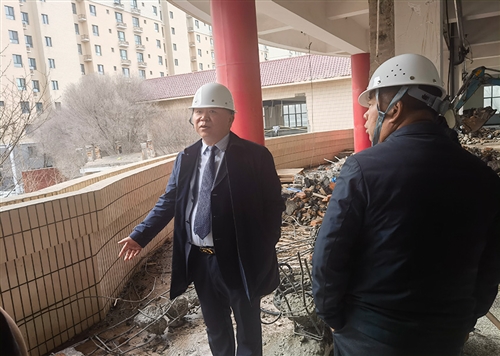 集團(tuán)董事長劉輝與集團(tuán)董事張振武實地考察新辦公樓工地
